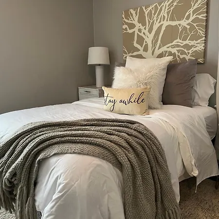 Peace of Cleveland: Pet-Friendly 2BR with Study Apartment